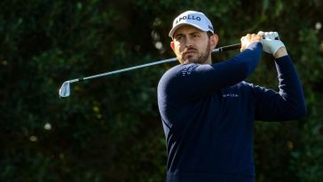 Patrick Cantlay da el primer golpe en el hoyo tres durante la Ronda 1 de The American Express en La Quinta Country Club en La Quinta, California, el jueves 18 de enero de 2024.