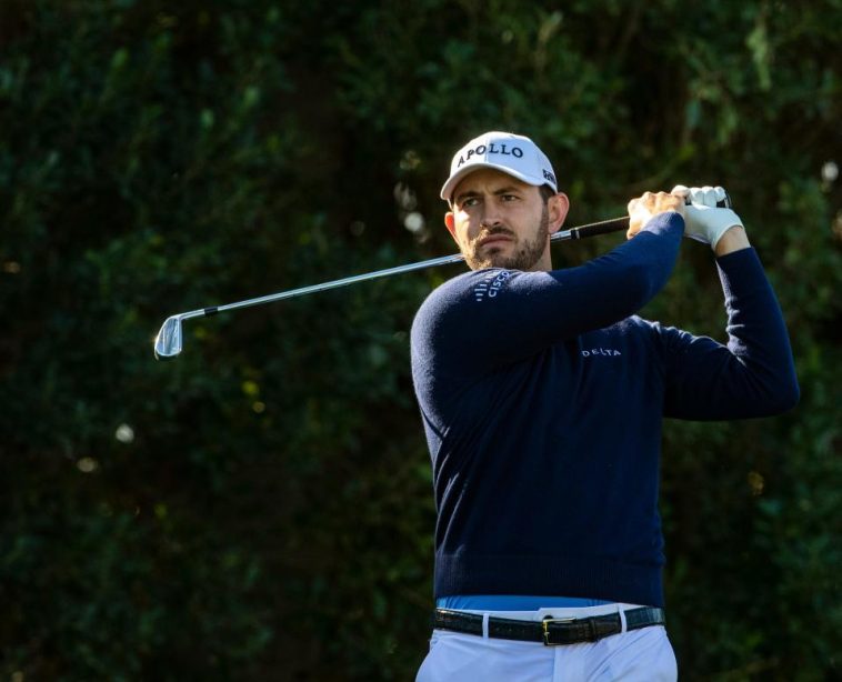 Patrick Cantlay da el primer golpe en el hoyo tres durante la Ronda 1 de The American Express en La Quinta Country Club en La Quinta, California, el jueves 18 de enero de 2024.