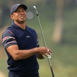 Tiger Woods observa un tiro durante la segunda ronda del Genesis Invitational el 16 de febrero de 2024 en el Riviera Country Club de Los Ángeles. Woods es el anfitrión del evento exclusivo del PGA Tour, que se trasladará a un campo indeterminado debido a los daños causados ​​por el incendio en el área de Pacific Palisades.