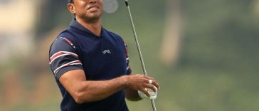 Tiger Woods observa un tiro durante la segunda ronda del Genesis Invitational el 16 de febrero de 2024 en el Riviera Country Club de Los Ángeles. Woods es el anfitrión del evento exclusivo del PGA Tour, que se trasladará a un campo indeterminado debido a los daños causados ​​por el incendio en el área de Pacific Palisades.