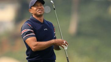 Tiger Woods observa un tiro durante la segunda ronda del Genesis Invitational el 16 de febrero de 2024 en el Riviera Country Club de Los Ángeles. Woods es el anfitrión del evento exclusivo del PGA Tour, que se trasladará a un campo indeterminado debido a los daños causados ​​por el incendio en el área de Pacific Palisades.