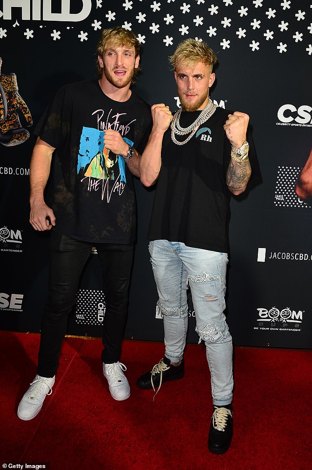 Logan y Jake Paul son vistos en 2021. Ahora los dos hermanos dicen que están luchando entre sí