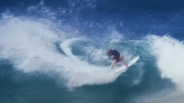 John John Florence surfeando con su patio trasero