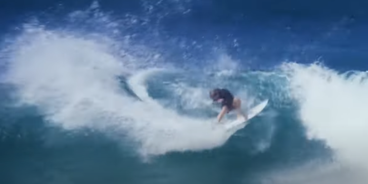 John John Florence surfeando con su patio trasero