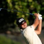 Corey Conners golpea su tiro de salida en el hoyo 11 durante la segunda ronda del torneo de golf Sony Open en Waialae Country Club.