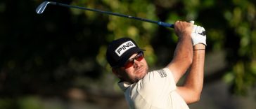 Corey Conners golpea su tiro de salida en el hoyo 11 durante la segunda ronda del torneo de golf Sony Open en Waialae Country Club.