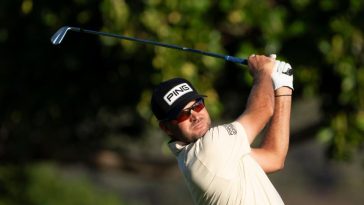 Corey Conners golpea su tiro de salida en el hoyo 11 durante la segunda ronda del torneo de golf Sony Open en Waialae Country Club.