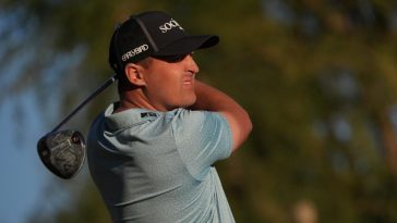 Justin Lower aterriza en el nueve del Pete Dye Stadium Course durante la tercera ronda del American Express en PGA West en La Quinta, California, el sábado 18 de enero de 2025.