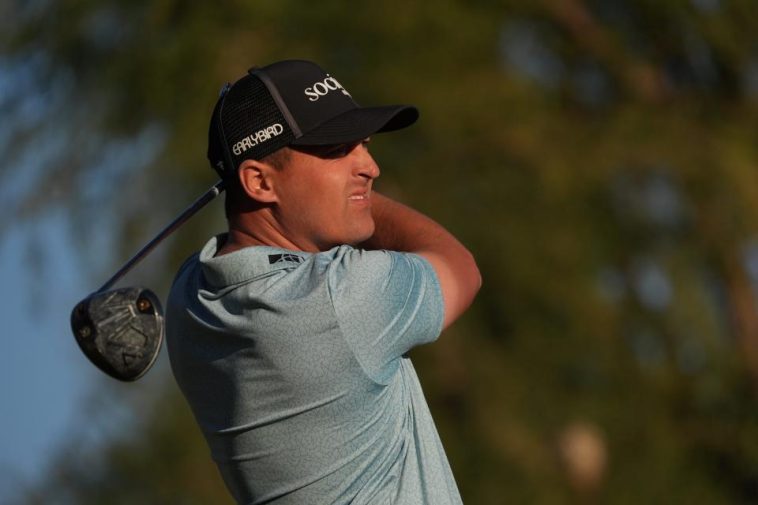 Justin Lower aterriza en el nueve del Pete Dye Stadium Course durante la tercera ronda del American Express en PGA West en La Quinta, California, el sábado 18 de enero de 2025.