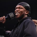 KSI se burló extrañamente de Wayne Bridge con un incómodo canto de clasificación X en el ring cuando se confirmó la próxima pelea de la pareja.