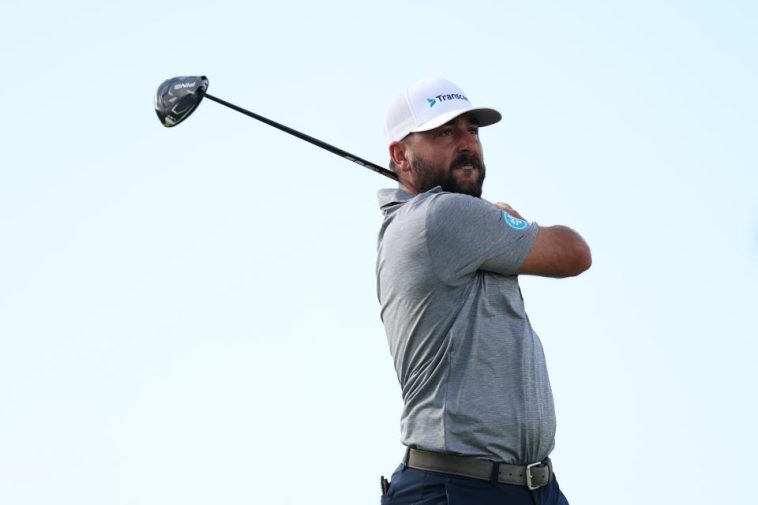 Stephan Jaeger de Alemania juega su tiro desde el tee 14 durante la tercera ronda del Sony Open en Hawaii 2025 en Waialae Country Club el 11 de enero de 2025 en Honolulu, Hawaii.