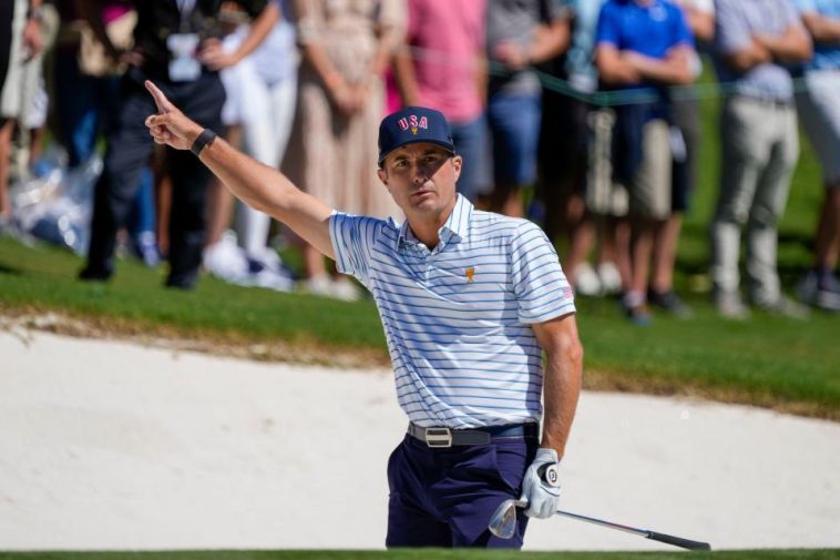 El golfista del equipo estadounidense Kevin Kisner reacciona después de su tiro de búnker en el primer hoyo durante el partido de cuatro bolas del torneo de golf Presidents Cup en Quail Hollow Club.