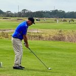 Kevin VandenBerg se prepara para su golpe de salida en el Clásico de Jugador del Año de Golfweek 2025 en Omni Orlando Resort en ChampionsGate.