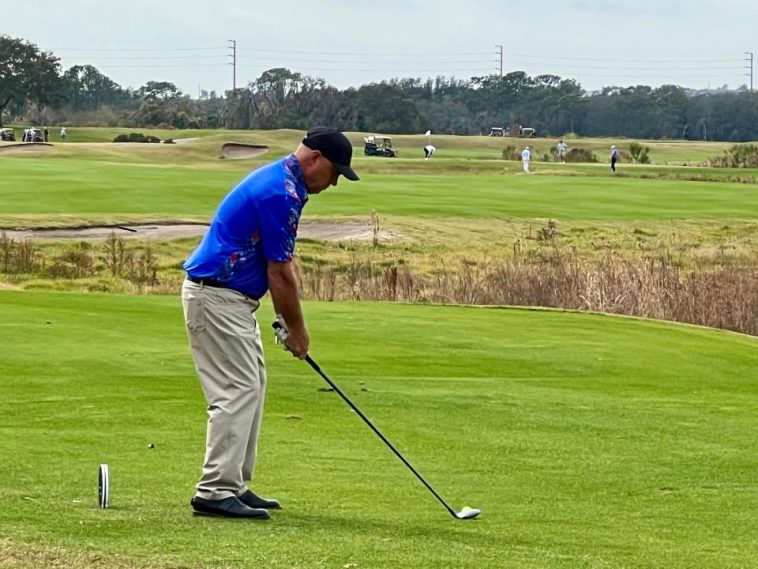 Kevin VandenBerg se prepara para su golpe de salida en el Clásico de Jugador del Año de Golfweek 2025 en Omni Orlando Resort en ChampionsGate.