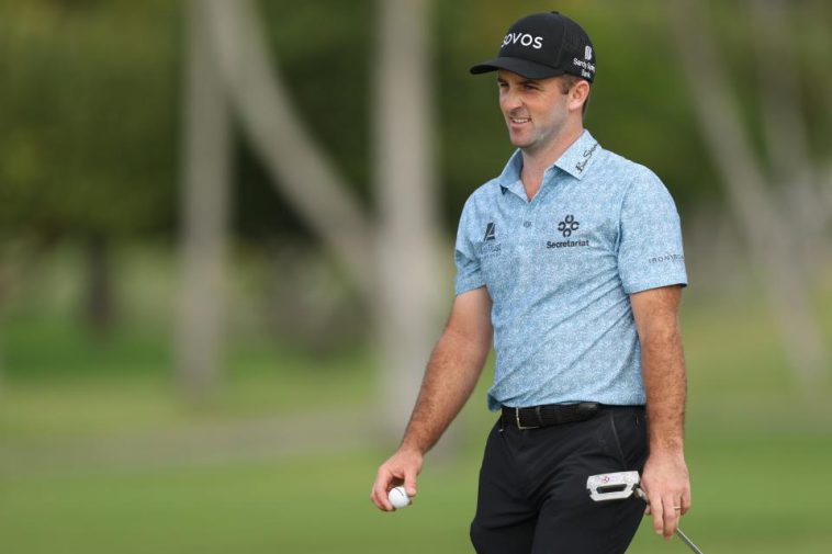 Denny McCarthy se encuentra en el green 13 durante la primera ronda del Sony Open en Hawaii 2025 en Waialae Country Club el 9 de enero de 2025 en Honolulu, Hawaii.