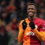 Wilfred Zaha ha tenido problemas para ganar tiempo de juego mientras estaba cedido en el Lyon por el Galatasaray turco.