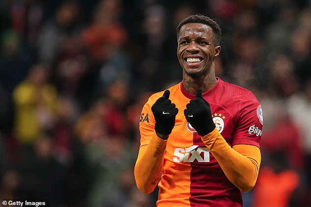 Wilfred Zaha ha tenido problemas para ganar tiempo de juego mientras estaba cedido en el Lyon por el Galatasaray turco.