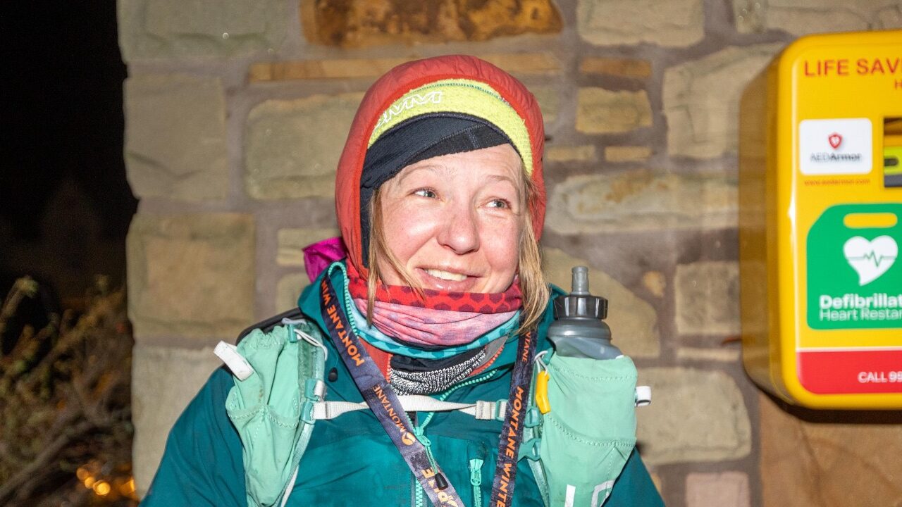 Lucy Gossage finaliza la Montane Winter Spine Race 2024.