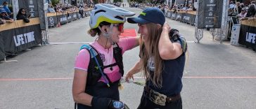 Melisa Rollins (derecha), ganadora de Leadville Trail 100 MTB 2024, saluda a su madre Lisa Nelson en la línea de meta