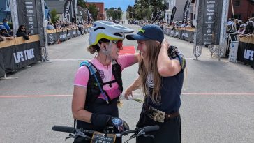 Melisa Rollins (derecha), ganadora de Leadville Trail 100 MTB 2024, saluda a su madre Lisa Nelson en la línea de meta