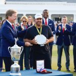 Caddy John Ellis (derecha) recibe el premio Caddy inaugural de la USGA después del US Open 2023 en Los Angeles Country Club en Los Ángeles, California, el domingo 18 de junio de 2023.