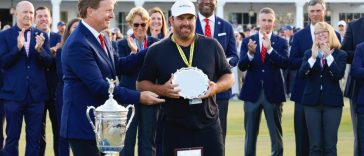 Caddy John Ellis (derecha) recibe el premio Caddy inaugural de la USGA después del US Open 2023 en Los Angeles Country Club en Los Ángeles, California, el domingo 18 de junio de 2023.