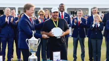 Caddy John Ellis (derecha) recibe el premio Caddy inaugural de la USGA después del US Open 2023 en Los Angeles Country Club en Los Ángeles, California, el domingo 18 de junio de 2023.