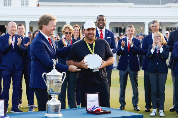 Caddy John Ellis (derecha) recibe el premio Caddy inaugural de la USGA después del US Open 2023 en Los Angeles Country Club en Los Ángeles, California, el domingo 18 de junio de 2023.