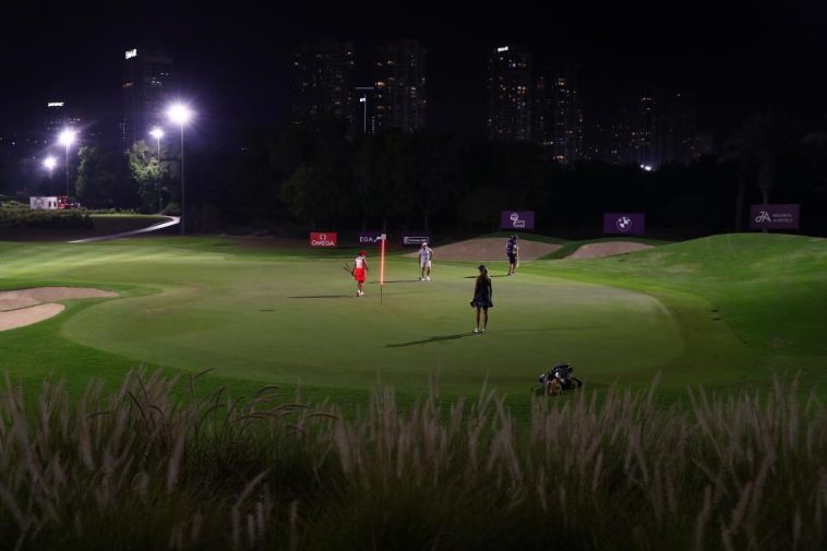 Una vista general del green 17 durante el segundo día del Omega Dubai Moonlight Classic en el Emirates Golf Club el 5 de noviembre de 2020 en Dubai, Emiratos Árabes Unidos.