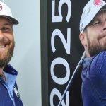 Tyrrell Hatton sonríe junto a una foto suya tras ganar el Dubai Desert Classic