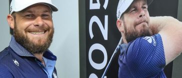 Tyrrell Hatton sonríe junto a una foto suya tras ganar el Dubai Desert Classic