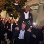 Jake Paul cargó sobre sus hombros a su ex rival Mike Tyson en las festividades de inauguración.