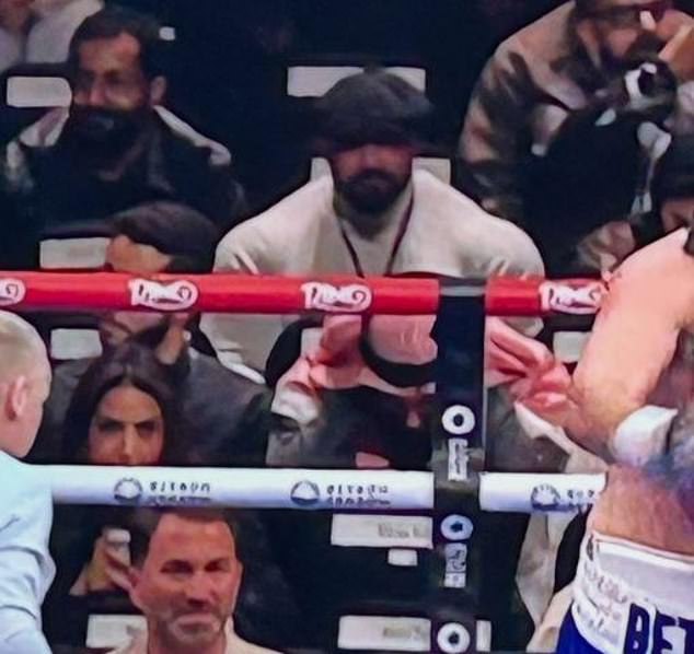 Un hombre misterioso se ha vuelto viral durante la cobertura de Tyson Fury vs Oleksandr Usyk