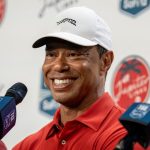 El golfista Tiger Woods sonríe durante una conferencia de prensa después de jugar en el SoFi Center para el partido de golf entre Jupiter Links Golf Club y Los Angeles Golf Club en el TGL, la liga de golf interactiva fundada por Woods y Rory McIlroy el 14 de enero de 2025 en Palm Beach State College. en jardines de Palm Beach, Florida.