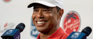 El golfista Tiger Woods sonríe durante una conferencia de prensa después de jugar en el SoFi Center para el partido de golf entre Jupiter Links Golf Club y Los Angeles Golf Club en el TGL, la liga de golf interactiva fundada por Woods y Rory McIlroy el 14 de enero de 2025 en Palm Beach State College. en jardines de Palm Beach, Florida.