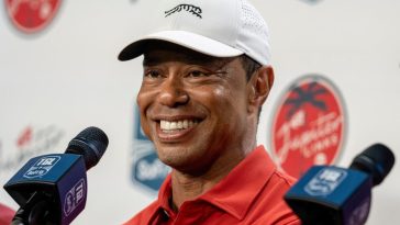 El golfista Tiger Woods sonríe durante una conferencia de prensa después de jugar en el SoFi Center para el partido de golf entre Jupiter Links Golf Club y Los Angeles Golf Club en el TGL, la liga de golf interactiva fundada por Woods y Rory McIlroy el 14 de enero de 2025 en Palm Beach State College. en jardines de Palm Beach, Florida.