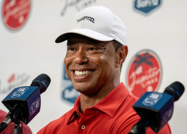 El golfista Tiger Woods sonríe durante una conferencia de prensa después de jugar en el SoFi Center para el partido de golf entre Jupiter Links Golf Club y Los Angeles Golf Club en el TGL, la liga de golf interactiva fundada por Woods y Rory McIlroy el 14 de enero de 2025 en Palm Beach State College. en jardines de Palm Beach, Florida.