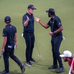 El golfista Justin Rose, centro, celebra su putt con su compañero Sahith Theegala durante su partido en el SoFi Center en la TGL, liga de golf interactiva fundada por Tiger Woods y Rory McIlroy el 14 de enero de 2025 en Palm Beach Gardens, Florida.