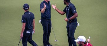 El golfista Justin Rose, centro, celebra su putt con su compañero Sahith Theegala durante su partido en el SoFi Center en la TGL, liga de golf interactiva fundada por Tiger Woods y Rory McIlroy el 14 de enero de 2025 en Palm Beach Gardens, Florida.