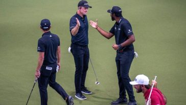 El golfista Justin Rose, centro, celebra su putt con su compañero Sahith Theegala durante su partido en el SoFi Center en la TGL, liga de golf interactiva fundada por Tiger Woods y Rory McIlroy el 14 de enero de 2025 en Palm Beach Gardens, Florida.