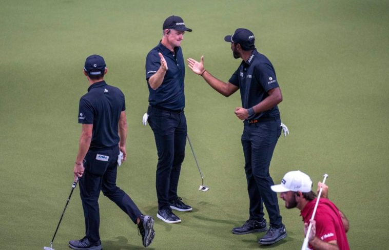 El golfista Justin Rose, centro, celebra su putt con su compañero Sahith Theegala durante su partido en el SoFi Center en la TGL, liga de golf interactiva fundada por Tiger Woods y Rory McIlroy el 14 de enero de 2025 en Palm Beach Gardens, Florida.