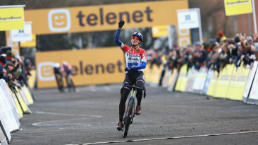 Lucinda Brand logra la victoria en solitario en Superprestige Gullegem después de perseguir a Alvarado y Bäckstedt