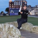 Lydia Ko posa para fotos con el trofeo en el puente Swilcan después de ganar el AIG Women's Open 2024 en el día cuatro en St Andrews. Fecha de imagen: domingo 25 de agosto de 2024.