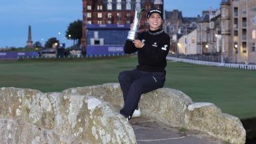 Lydia Ko posa para fotos con el trofeo en el puente Swilcan después de ganar el AIG Women's Open 2024 en el día cuatro en St Andrews. Fecha de imagen: domingo 25 de agosto de 2024.