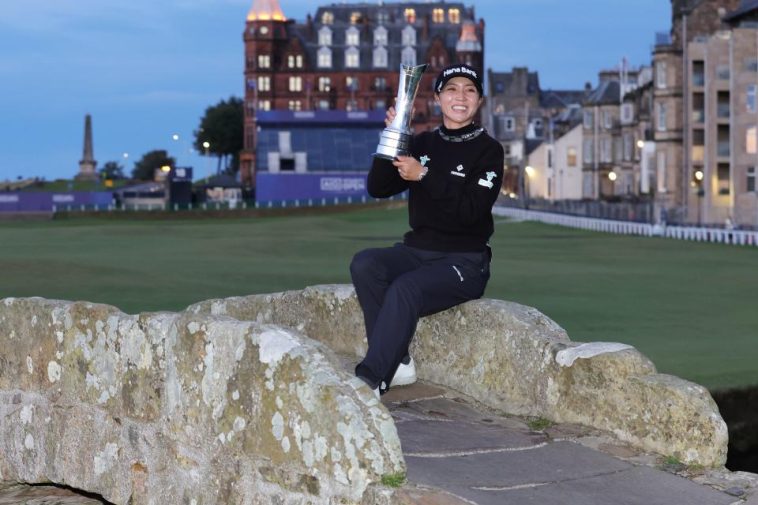 Lydia Ko posa para fotos con el trofeo en el puente Swilcan después de ganar el AIG Women's Open 2024 en el día cuatro en St Andrews. Fecha de imagen: domingo 25 de agosto de 2024.