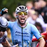 El británico Mark Cavendish de Astana Qazaqstan celebra mientras cruza la línea de meta para ganar la etapa 5 de la carrera ciclista Tour de Francia 2024, desde Saint-Jean-de-Maurienne hasta Saint-Vulbas, Francia (177,4 km) el miércoles 3 de julio. 2024. La 111ª edición del Tour de Francia comienza el sábado 29 de junio y finalizará en Niza, Francia, el 21 de julio. BELGA FOTO JASPER JACOBS (Foto de JASPER JACOBS / BELGA MAG / Belga vía AFP)