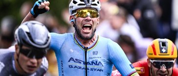 El británico Mark Cavendish de Astana Qazaqstan celebra mientras cruza la línea de meta para ganar la etapa 5 de la carrera ciclista Tour de Francia 2024, desde Saint-Jean-de-Maurienne hasta Saint-Vulbas, Francia (177,4 km) el miércoles 3 de julio. 2024. La 111ª edición del Tour de Francia comienza el sábado 29 de junio y finalizará en Niza, Francia, el 21 de julio. BELGA FOTO JASPER JACOBS (Foto de JASPER JACOBS / BELGA MAG / Belga vía AFP)