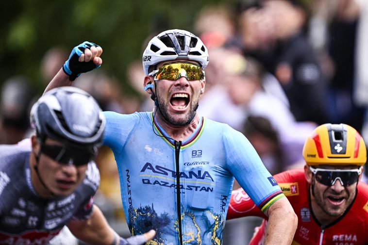 El británico Mark Cavendish de Astana Qazaqstan celebra mientras cruza la línea de meta para ganar la etapa 5 de la carrera ciclista Tour de Francia 2024, desde Saint-Jean-de-Maurienne hasta Saint-Vulbas, Francia (177,4 km) el miércoles 3 de julio. 2024. La 111ª edición del Tour de Francia comienza el sábado 29 de junio y finalizará en Niza, Francia, el 21 de julio. BELGA FOTO JASPER JACOBS (Foto de JASPER JACOBS / BELGA MAG / Belga vía AFP)