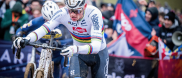 Mathieu van der Poel se retira de Koksijde debido a una lesión en las costillas, teme que su regreso en la próxima Copa del Mundo "será difícil"