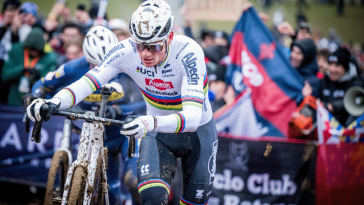 Mathieu van der Poel se retira de Koksijde debido a una lesión en las costillas, teme que su regreso en la próxima Copa del Mundo "será difícil"